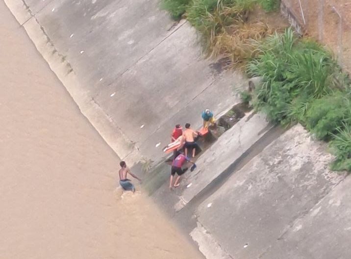Ciudadanos rescatan un cuerpo sin vida en el Río Medellín