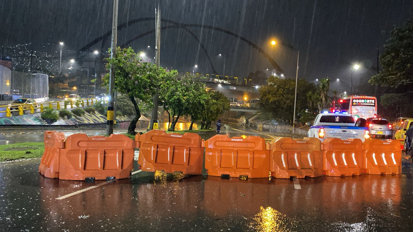 Fuerte aguacero colapsa la movilidad en Medellín y Bello por vías inundadas