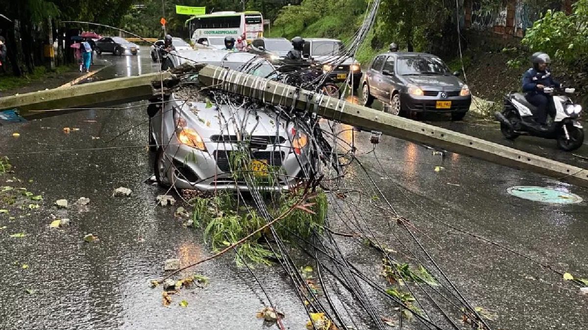 Fuerte aguacero en Medellín deja varias vías inundadas y la caída de un poste de energía