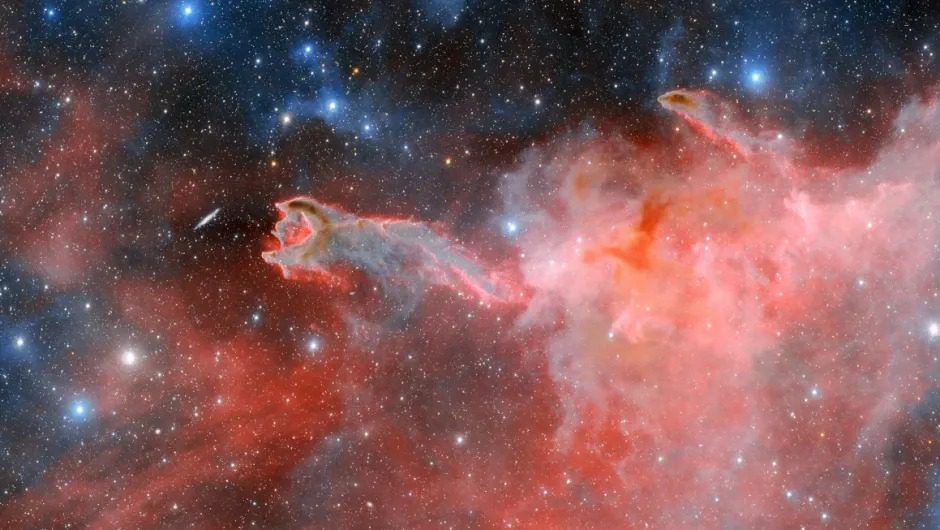 Imágenes de un telescopio en Chile revelan 'la mano de Dios' en la galaxia