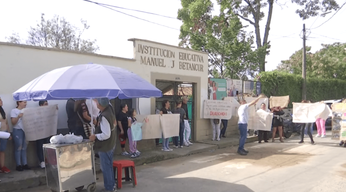 Protesta en colegio de San Antonio de Prado por continuidad de clases presenciales