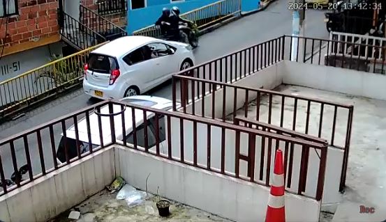 [Video] Sicarios dispararon contra un carro donde se movilizaba una familia en el Popular 1