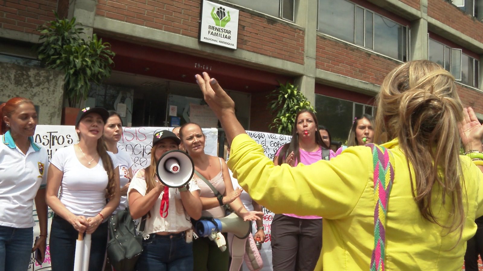 Empleados de hogares infantiles protestaron por retrasos del ICBF en sus salarios
