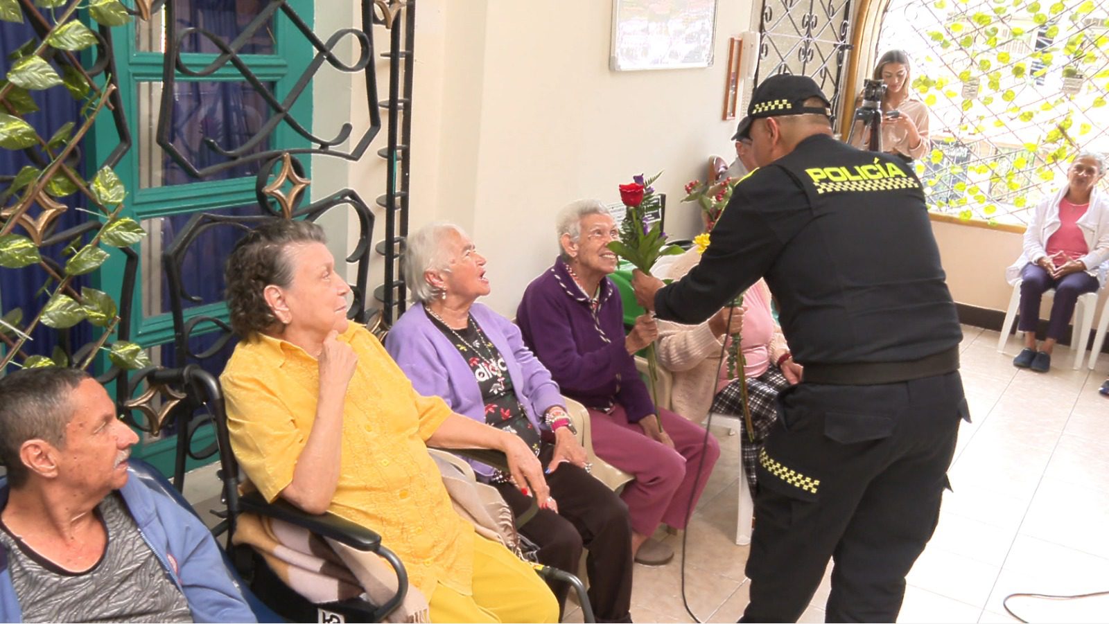 Por el Día de la Madre, Policía Nacional llevó serenata a hogar geriátrico