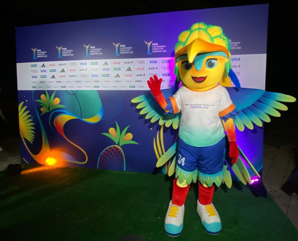 Kinti, mascota del Mundial Femenino Sub-20, compartió con hinchas en Medellín