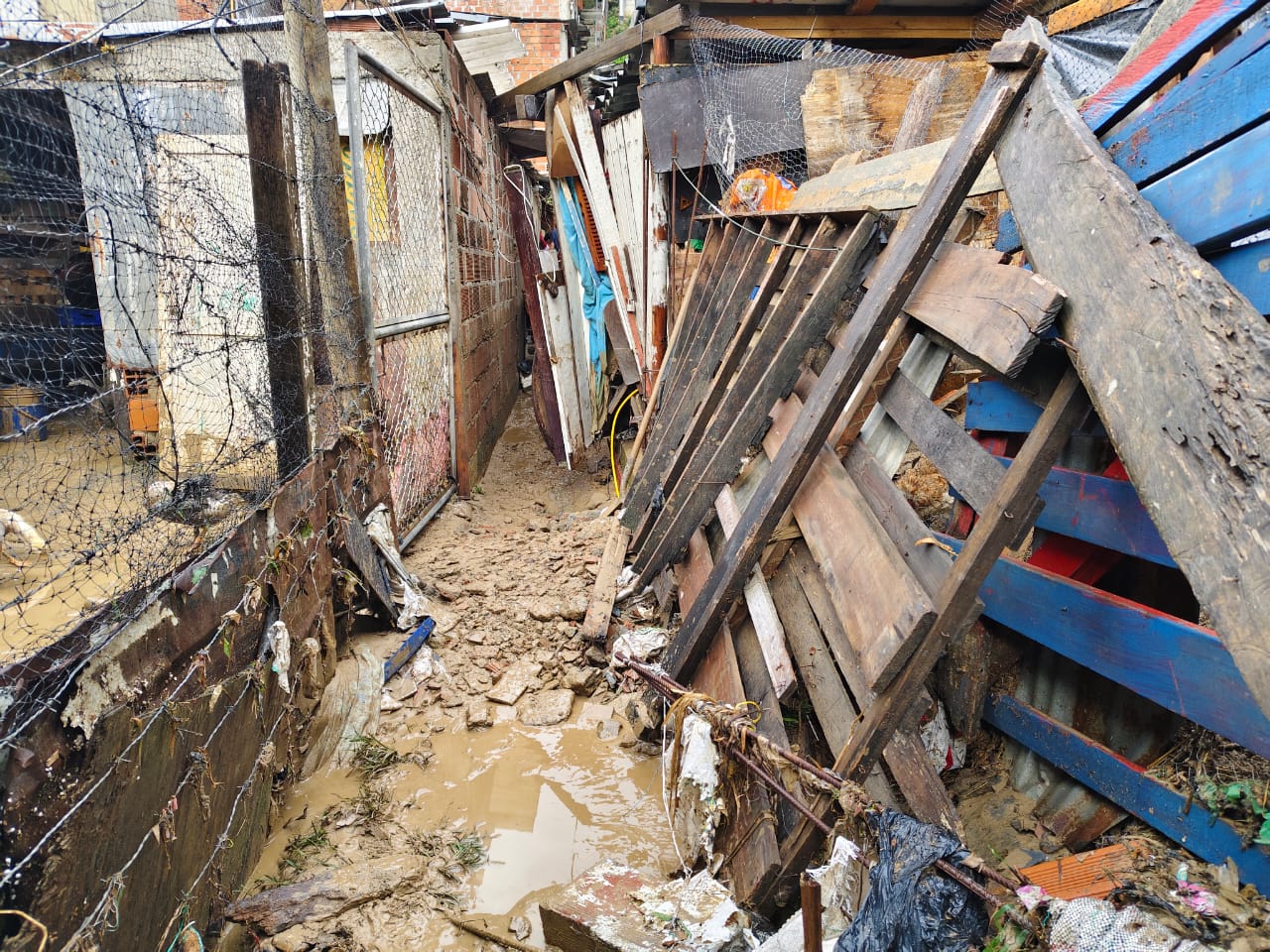 Estragos por lluvias en Bello: cuatro viviendas colapsaron y hay 22 familias afectadas