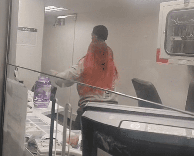 Video: Hombre irrumpió en taquilla del Metro de Medellín y causó pánico