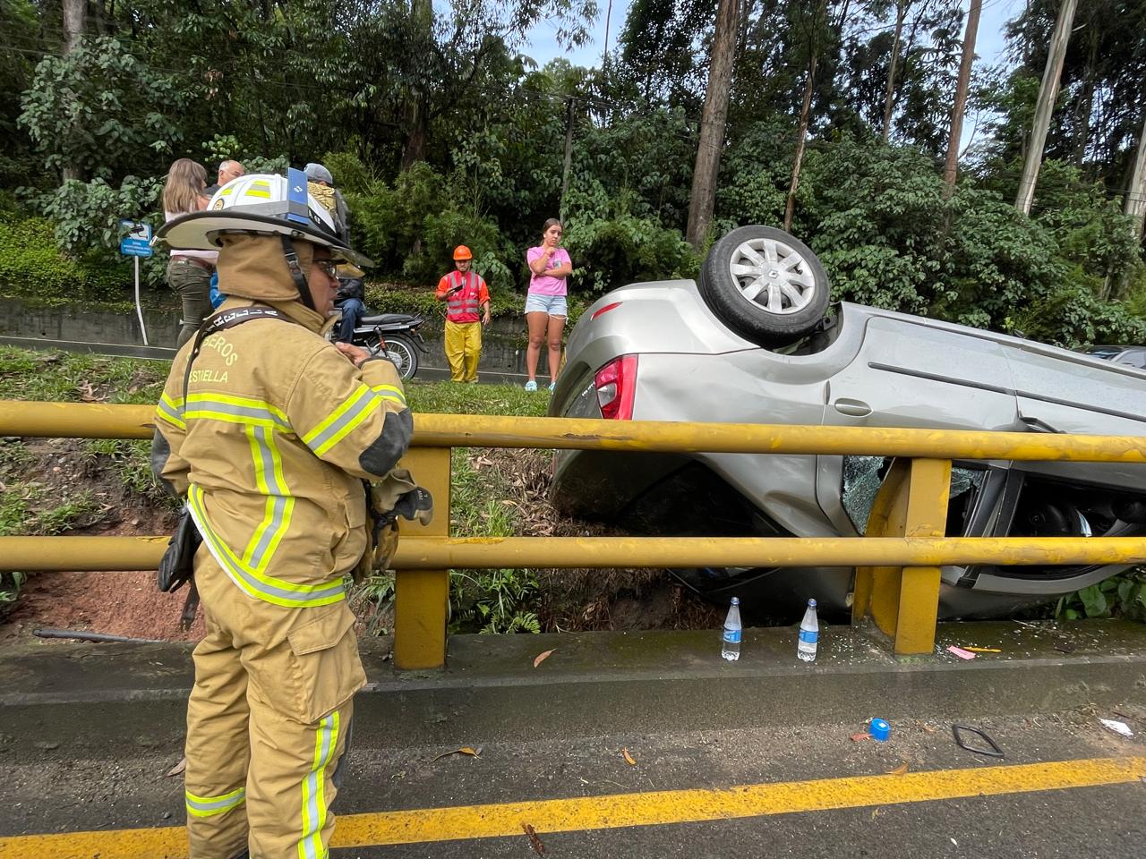 Aparatoso accidente en la variante a Caldas deja tres personas lesionadas