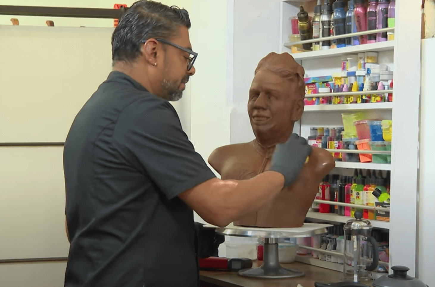 Artista paisa que hace magia con chocolate creó una escultura de Rigo