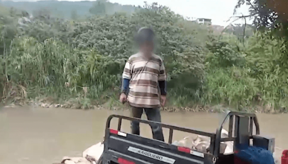 Capturan a un hombre por arrojar escombros y químicos al río Aburrá