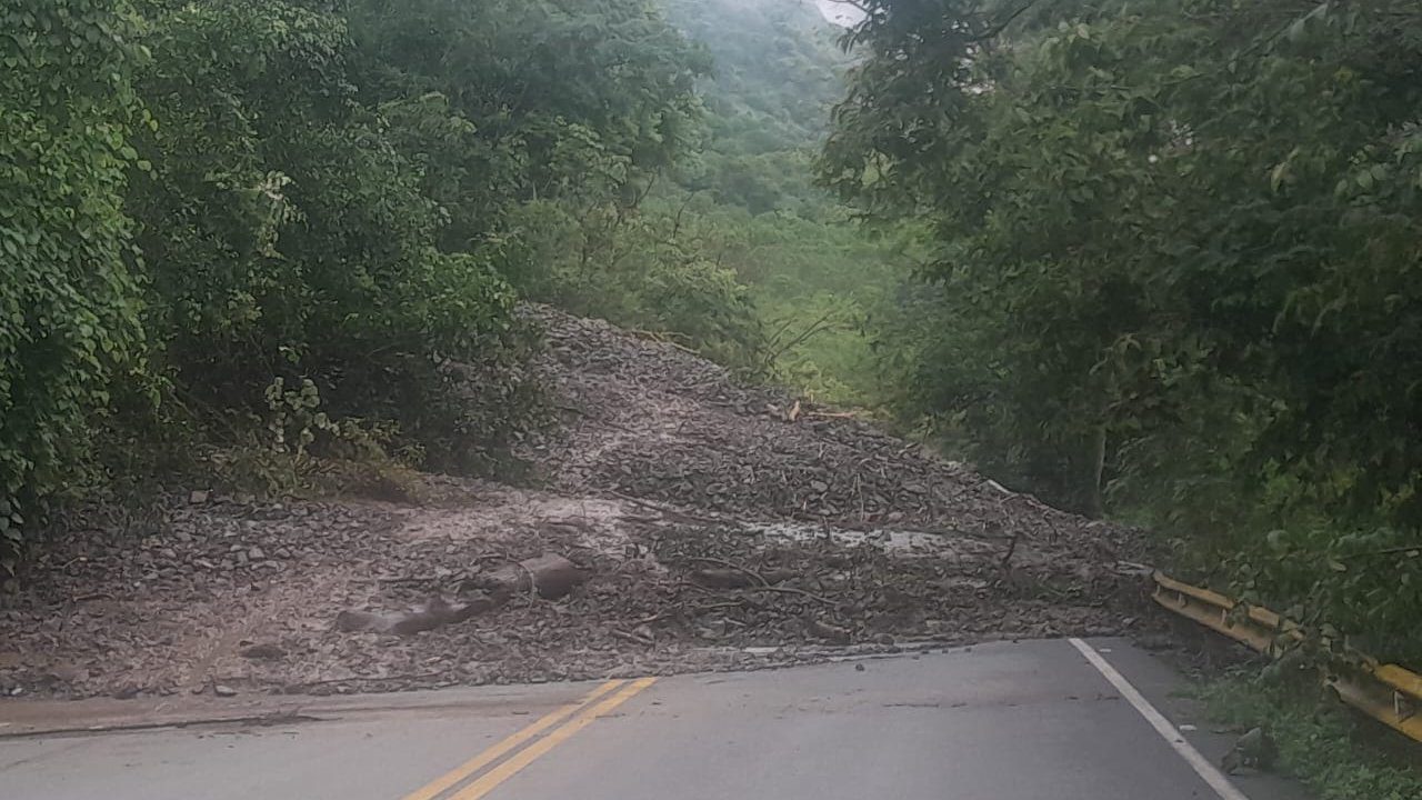 Otra vez hay cierre total en la vía Santa Fe de Antioquia - Bolombolo por deslizamientos
