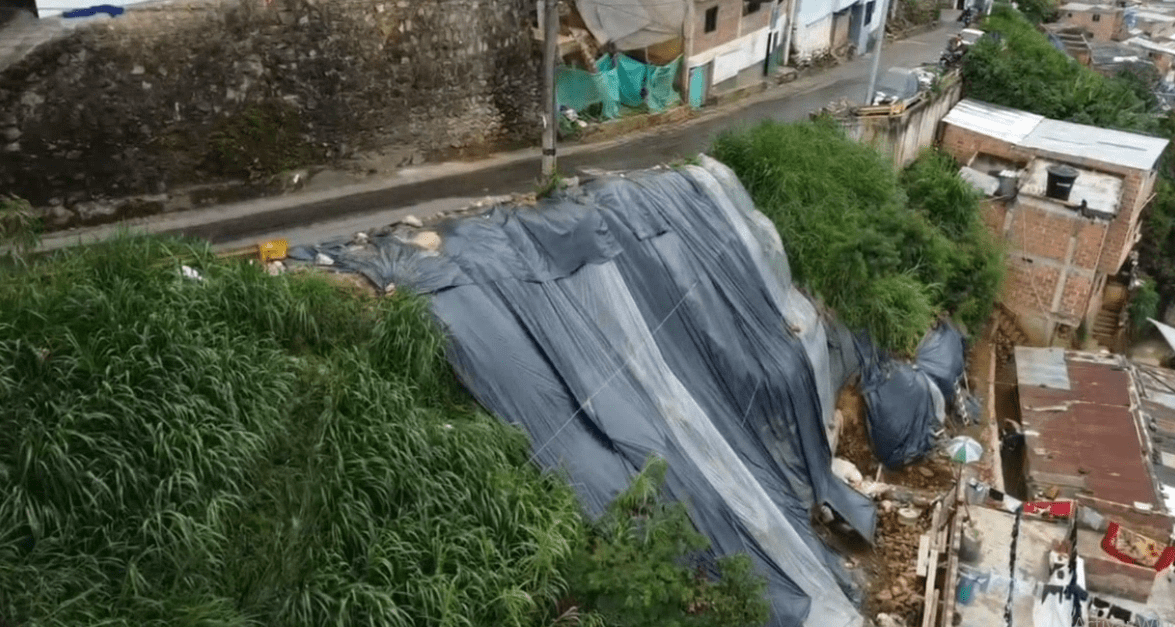 Talud de tierra está en riesgo de deslizamiento en Manrique