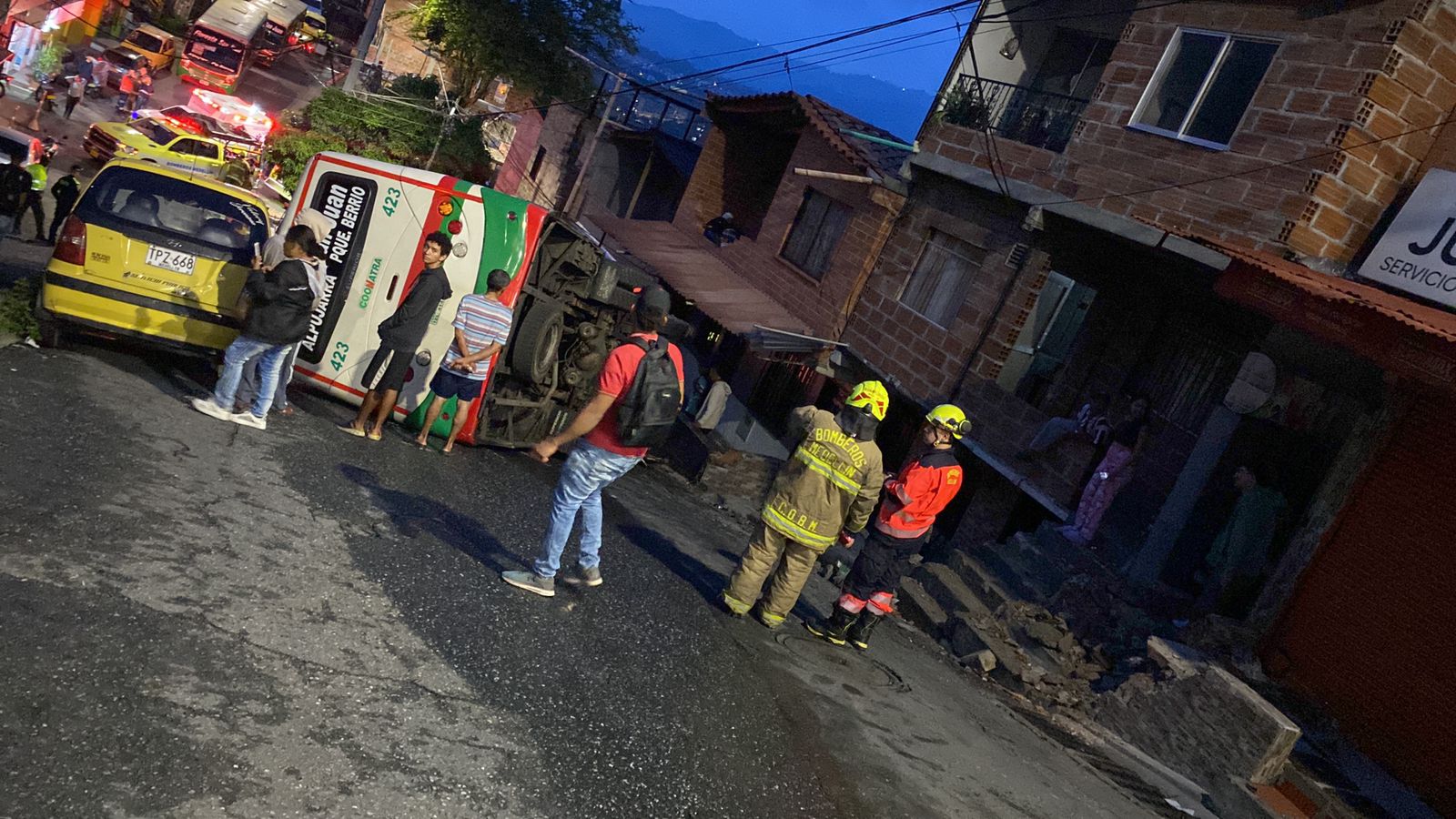 Volcamiento de un bus en la comuna 13 deja varios heridos y dos viviendas afectadas