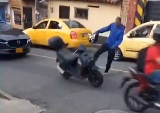 Intolerancia en Envigado: adulto mayor fue agredido por un motociclista