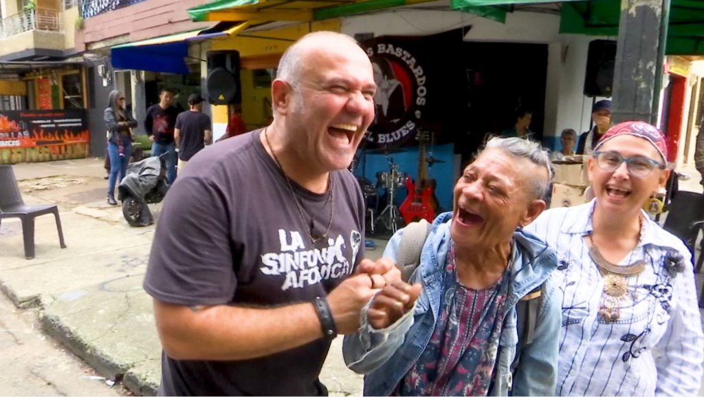 Habitantes de calle recibieron concierto de rock y buñuelos en Medellín
