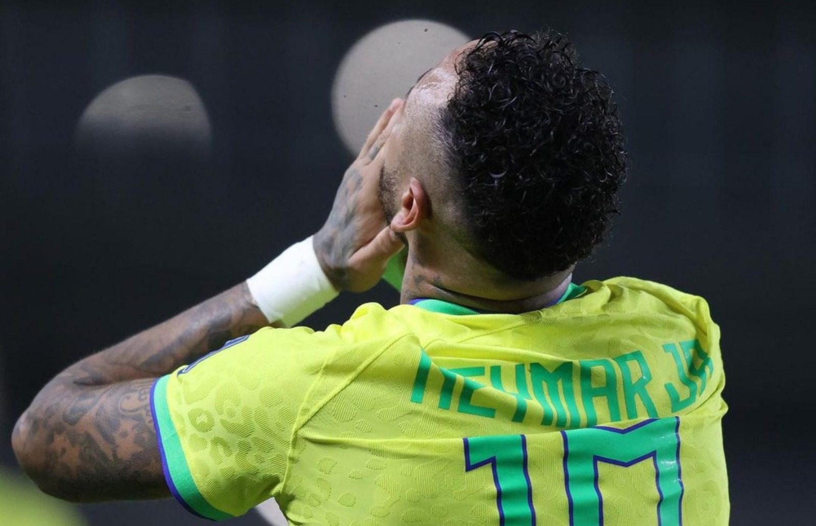 Neymar compró camisetas de Brasil en la calle y sorprendió a sus hinchas