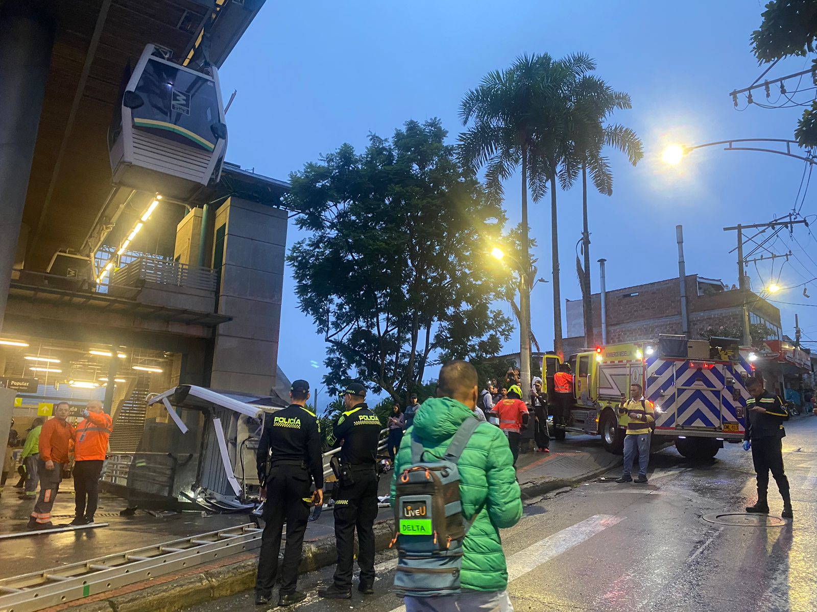 Emergencia por caída de cabina del metrocable línea K deja varios heridos