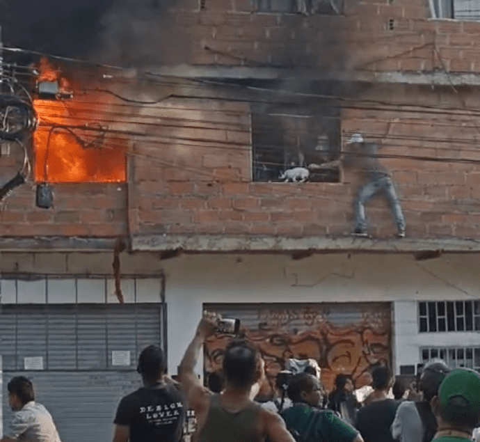 Una casa se incendió en el barrio Sevilla y vecinos se unieron para salvar a varios gatos