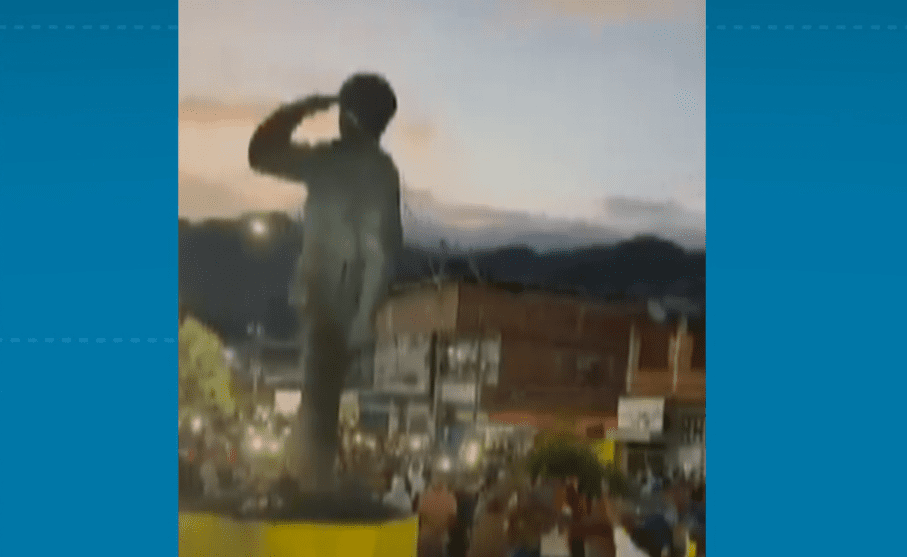 Así han caído varias estatuas de Hugo Chávez en Venezuela en medio de protestas