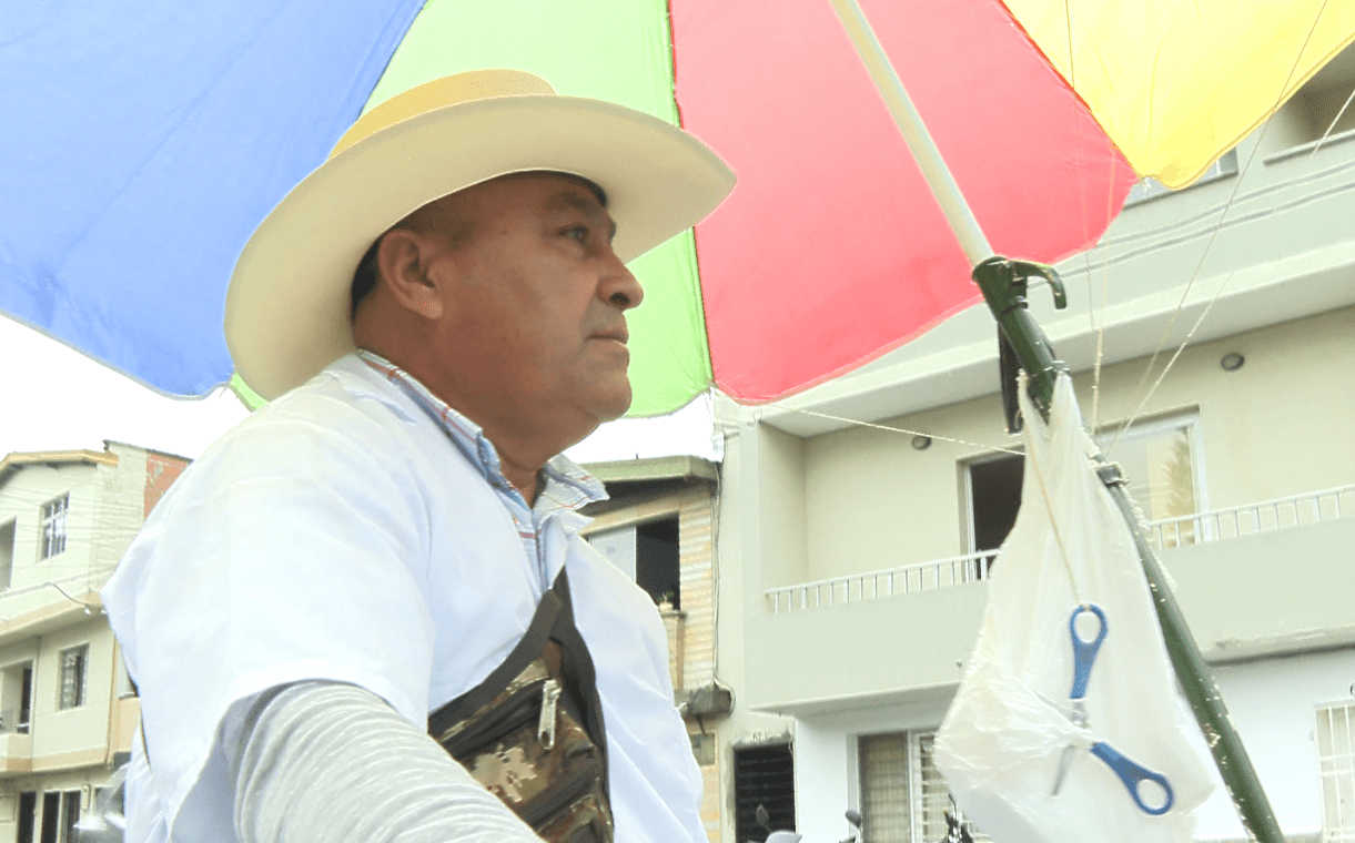 Conozca a Gildardo Vargas, hombre que saca adelante a su familia vendiendo mazamorra