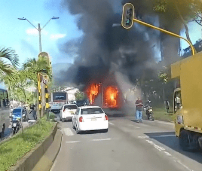 Hasta una grúa de movilidad se quemó luego de que hombre prendiera fuego a una moto