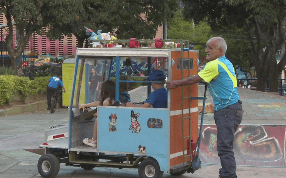 Jaime enseña historia a los niños mientras dan paseo en chiva