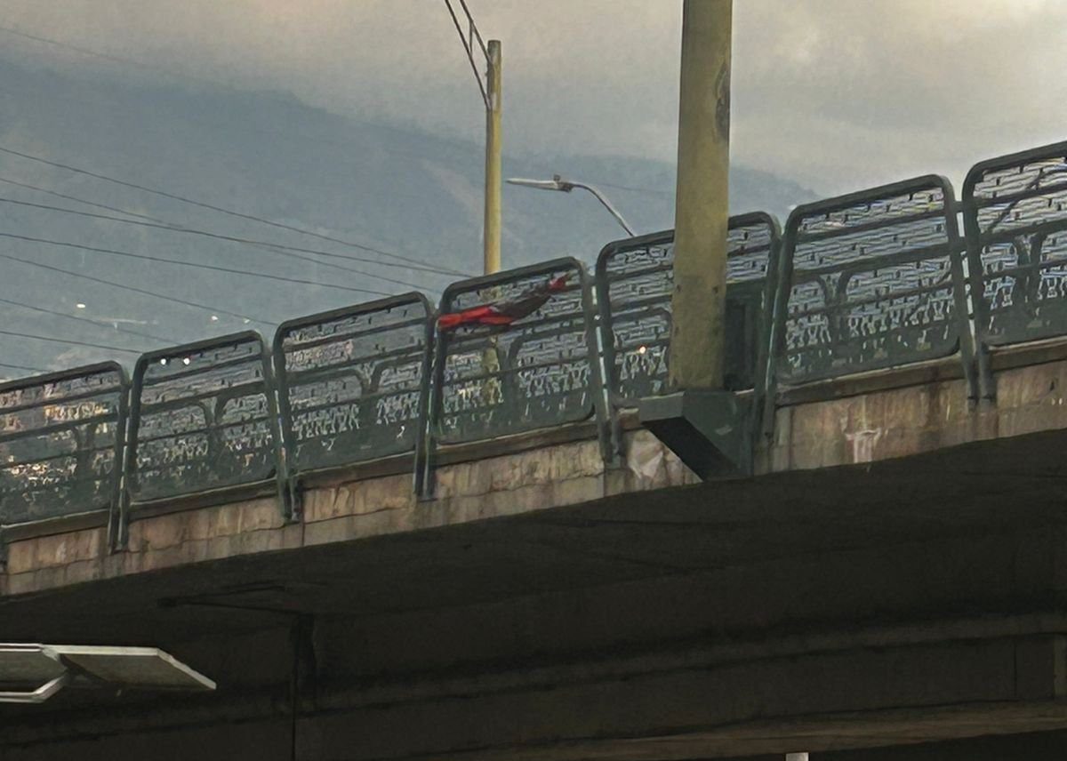 Puente de la Madre Laura es cerrado por presencia de bandera del ELN