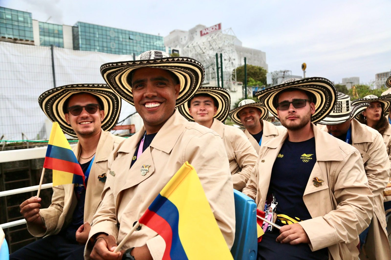 ¡Amarillo, azul y rojo en París! Con sombrero vueltiao, Colombia desfiló en los JJ.OO