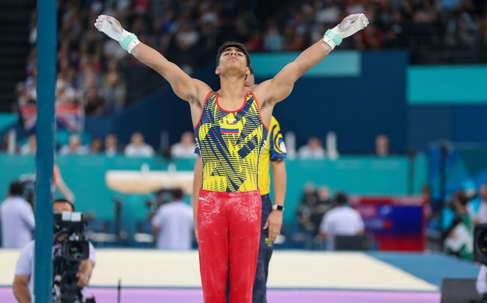 ¡Historia pura! Ángel Barajas se clasificó a las finales de barra fija en los JJ. OO.