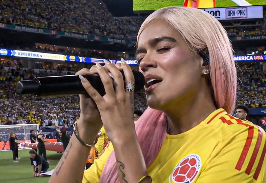 ¡Emocionante! Karol G canta el himno de Colombia durante la final de la Copa América