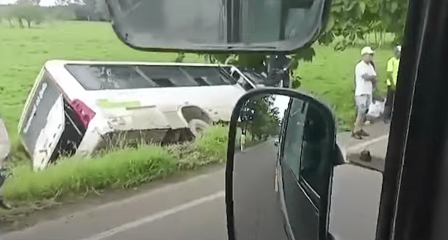 Volcamiento de bus en la vía Medellín-Urabá deja más de 10 lesionados