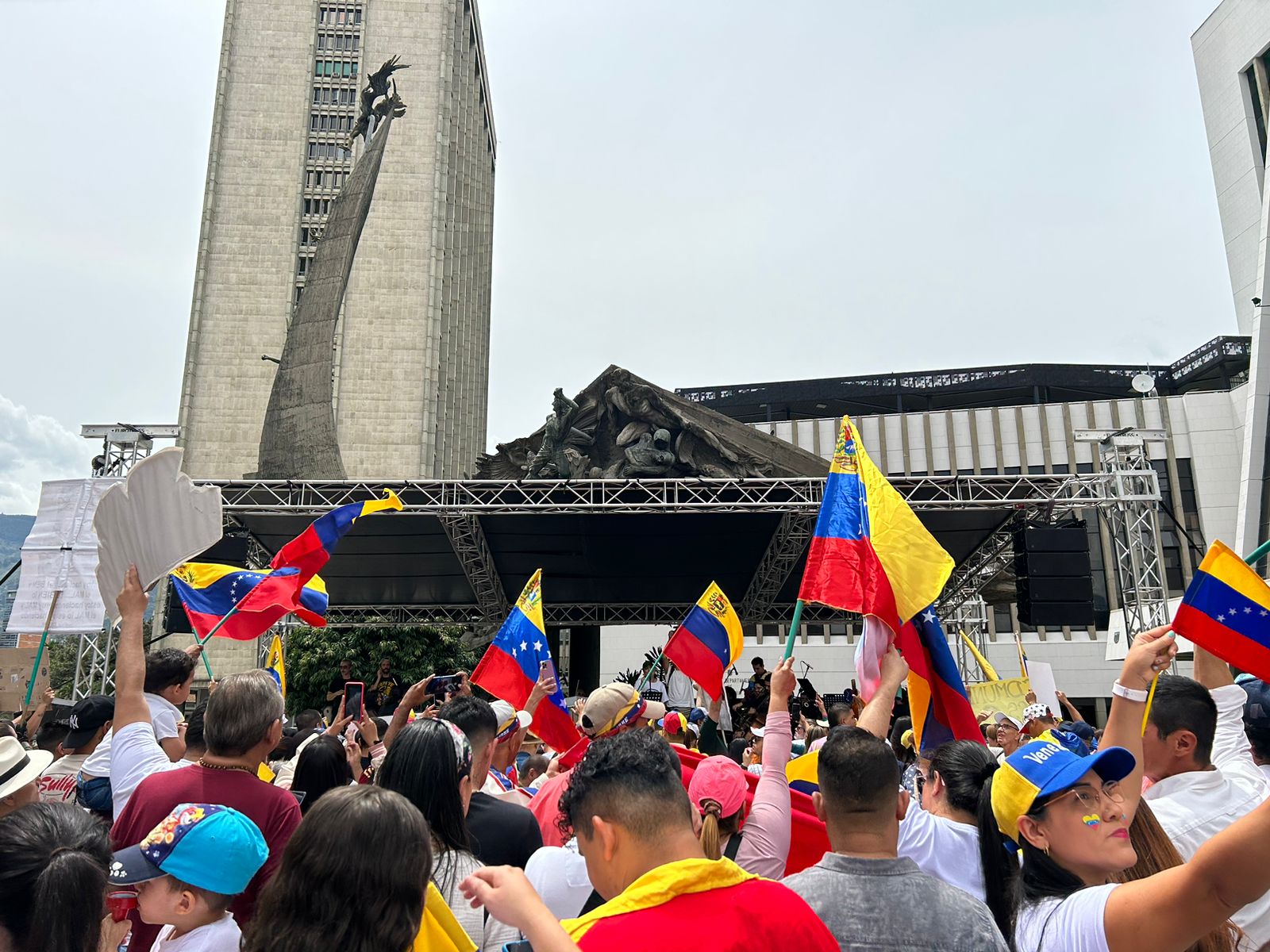 Avanza la concentración en apoyo al pueblo Venezolano en La Alpujarra