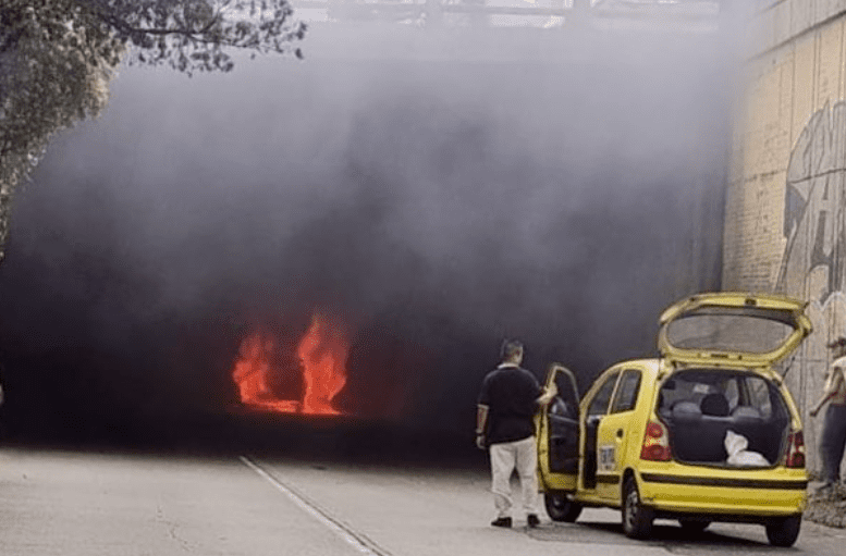 ¡Qué susto! Carro se incendió en soterrado de los puentes