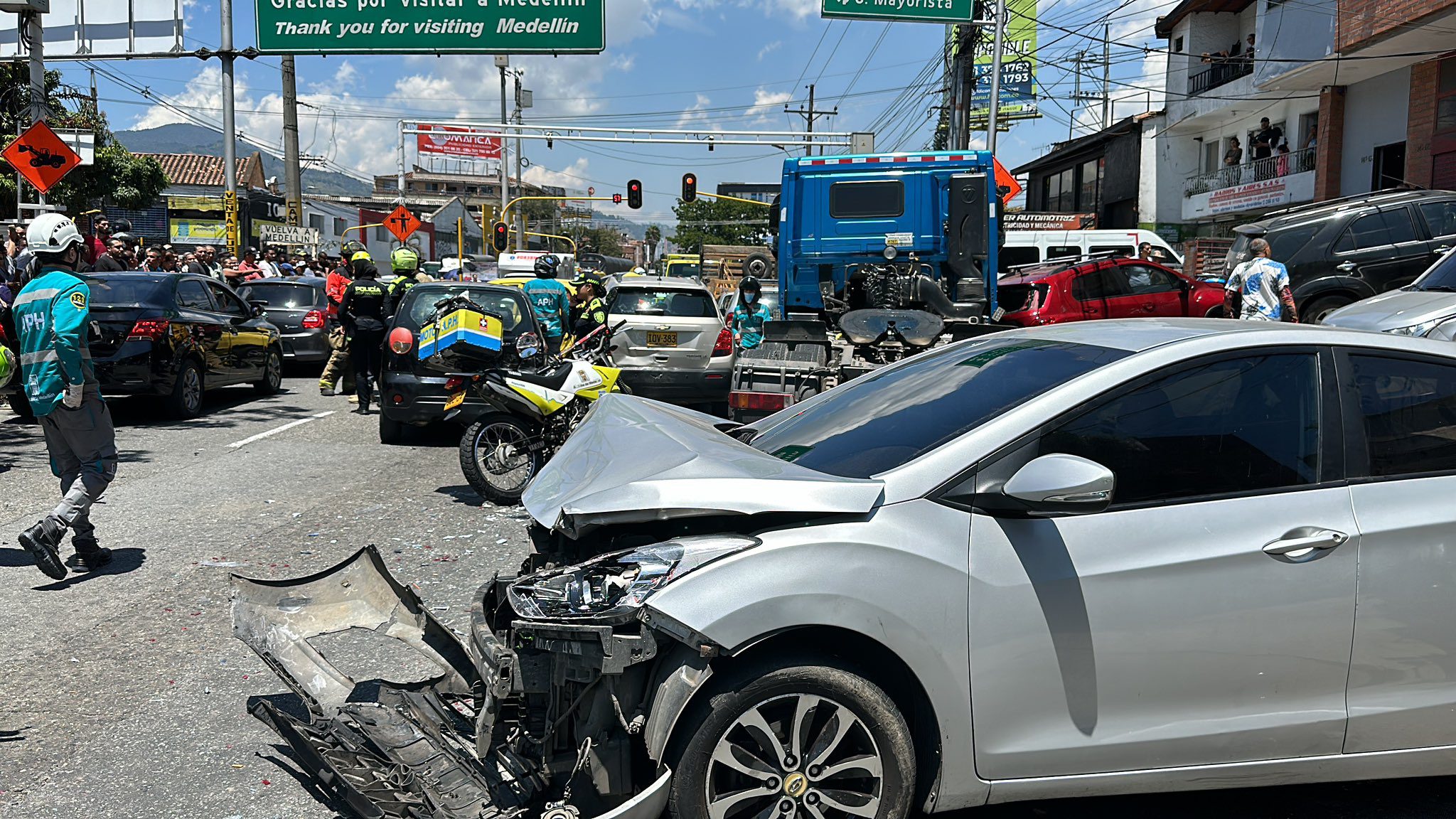 Conductor que causó accidente en la avenida Guayabal se habría robado el tractocamión