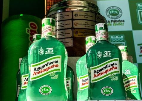 Así puede tener la botella de aguardiente homenaje a los 35 años de la Copa Libertadores de Nacional