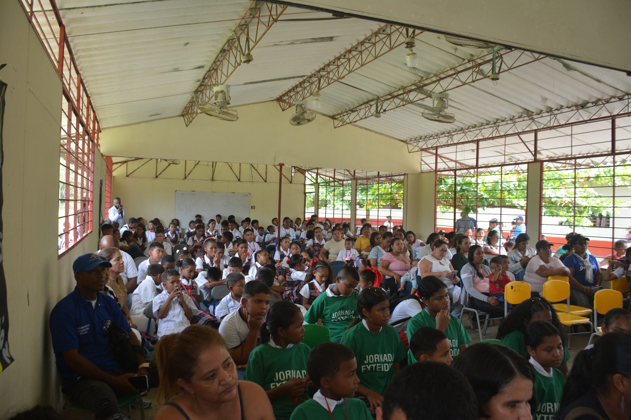 Estudiantes de Urabá aprenden robótica e idiomas en jornada de educación extendida