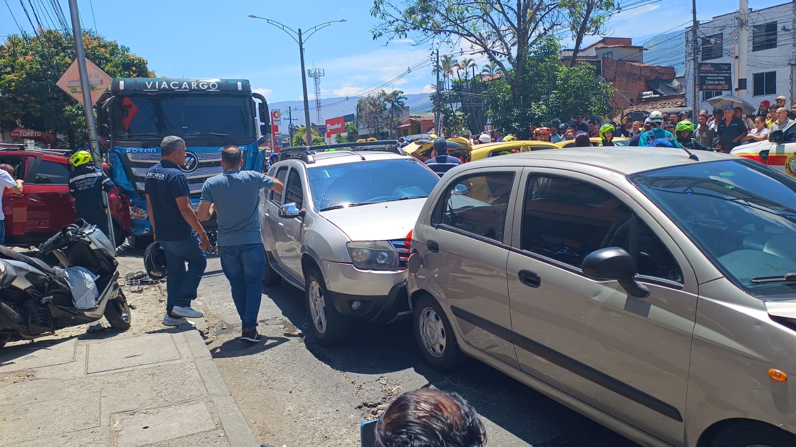 Grave accidente múltiple en la avenida Guayabal deja dos personas muertas