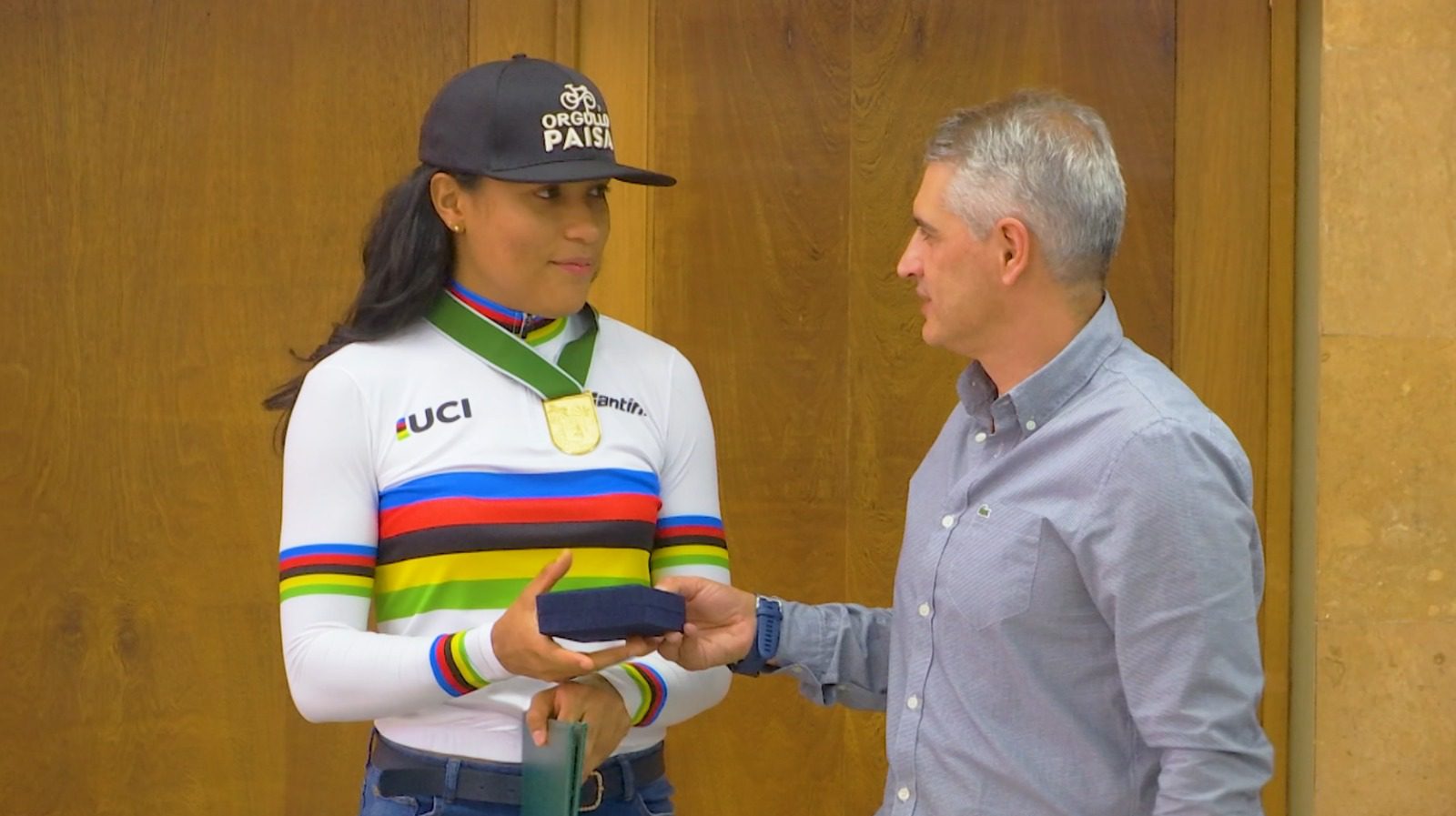 Stefany Cuadrado, tricampeona mundial juvenil de pista, fue homenajeada en la Gobernación