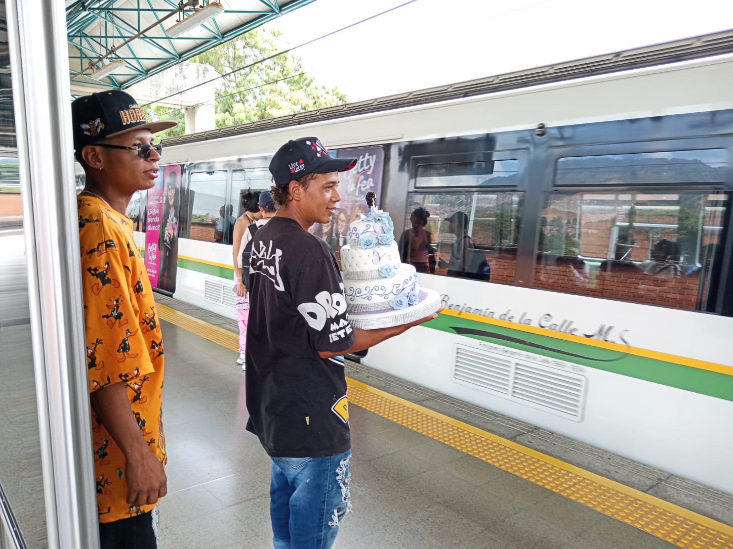 ¡Qué belleza! Una torta de 15 viajó en el Metro de Medellín y esta es la historia