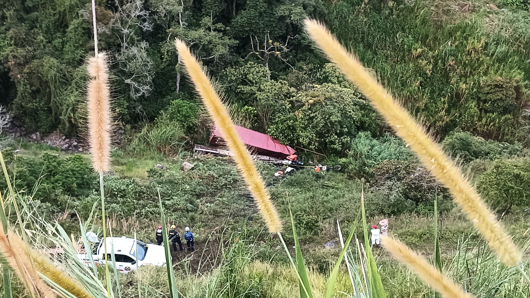 Aparatoso accidente en la vía Medellín-Bogotá deja una persona muerta