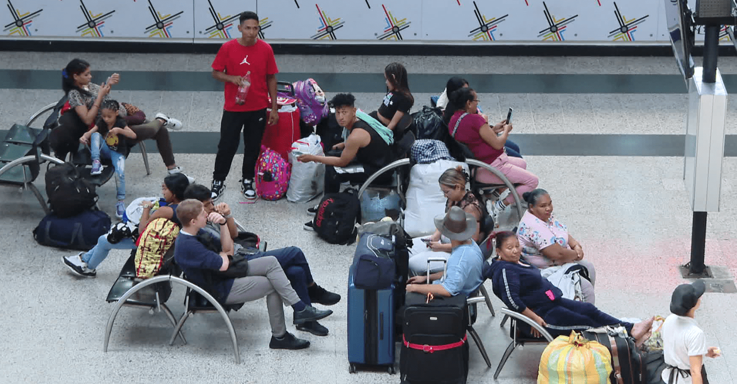 Así es el drama de viajeros varados en las terminales de Medellín por paro camionero