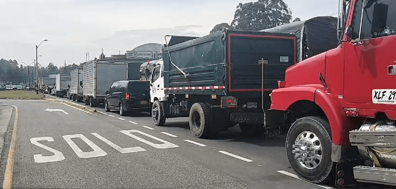 Bloqueo en autopista Medellín-Bogotá, a la altura de Guarne, en protesta por alza del ACPM