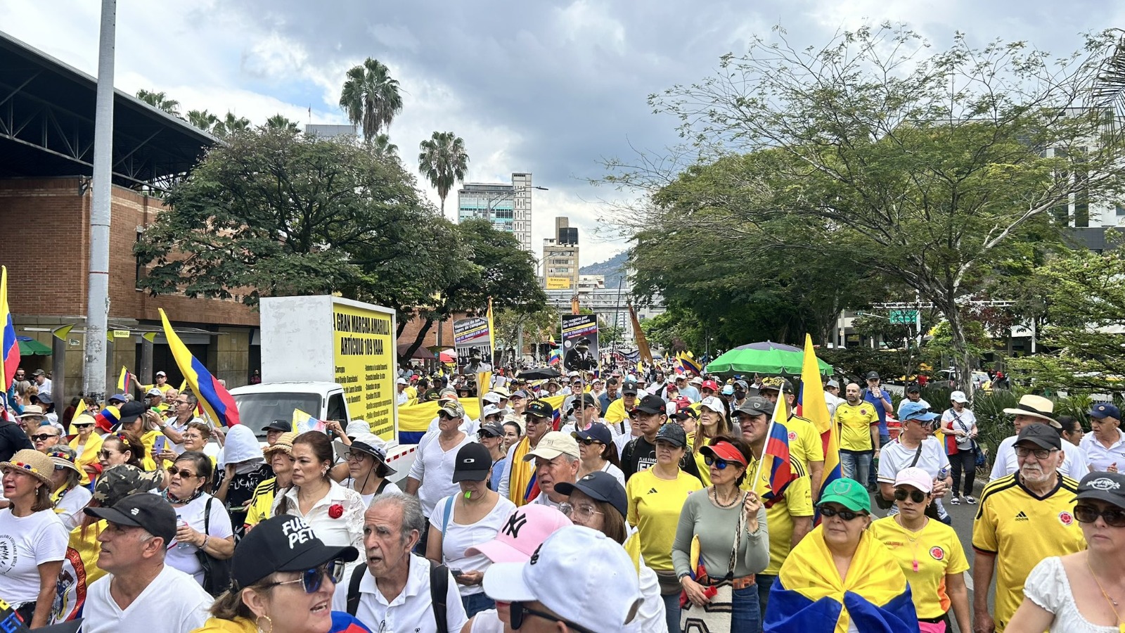 Ciudadanos protestan por las reformas propuestas por el presidente Petro