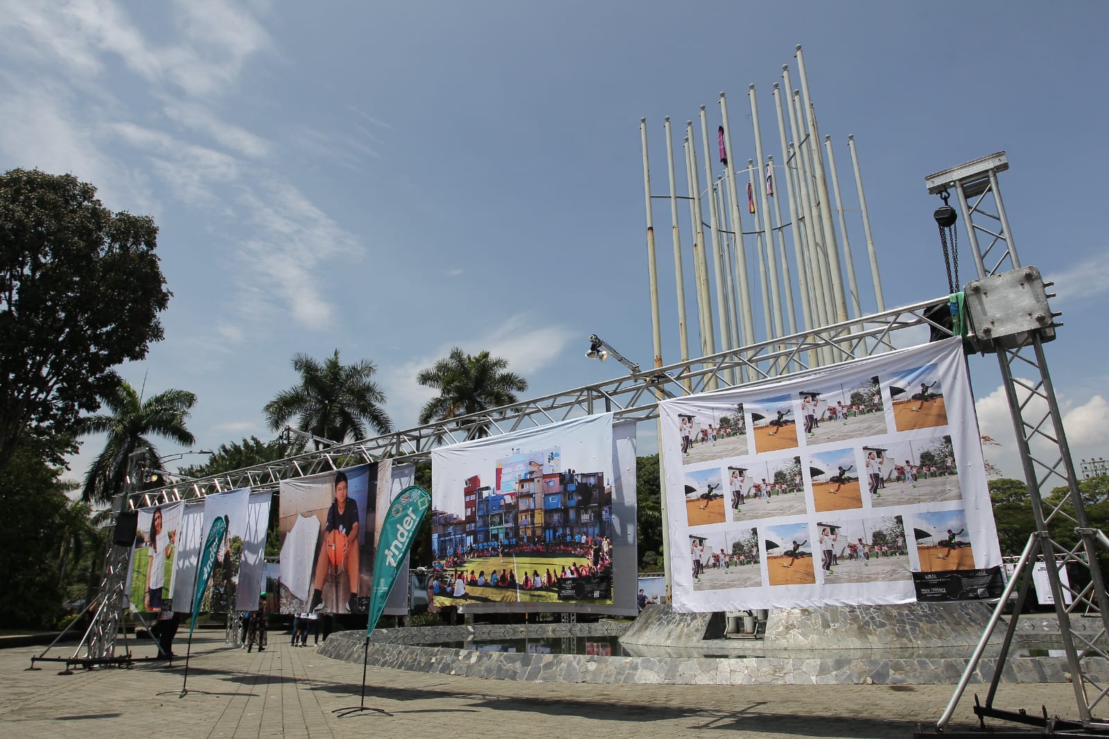 Plaza de Banderas del Atanasio se engalana con exposición que ha recorrido el mundo