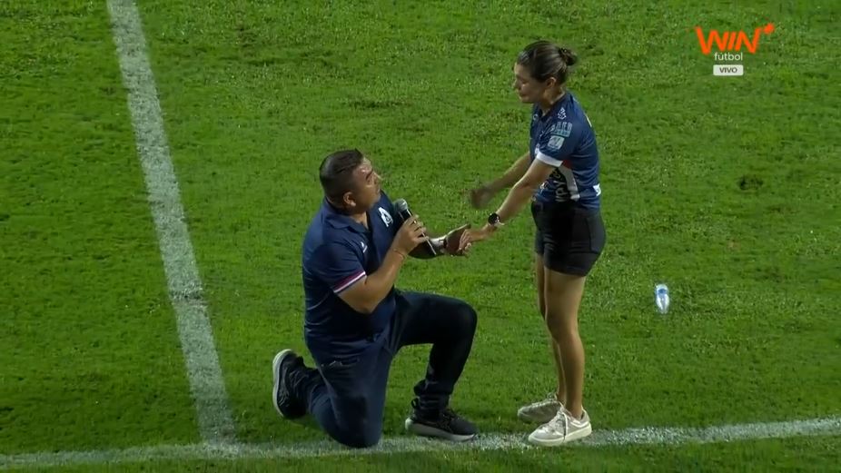 Hubo propuesta de matrimonio en pleno partido del fútbol colombiano