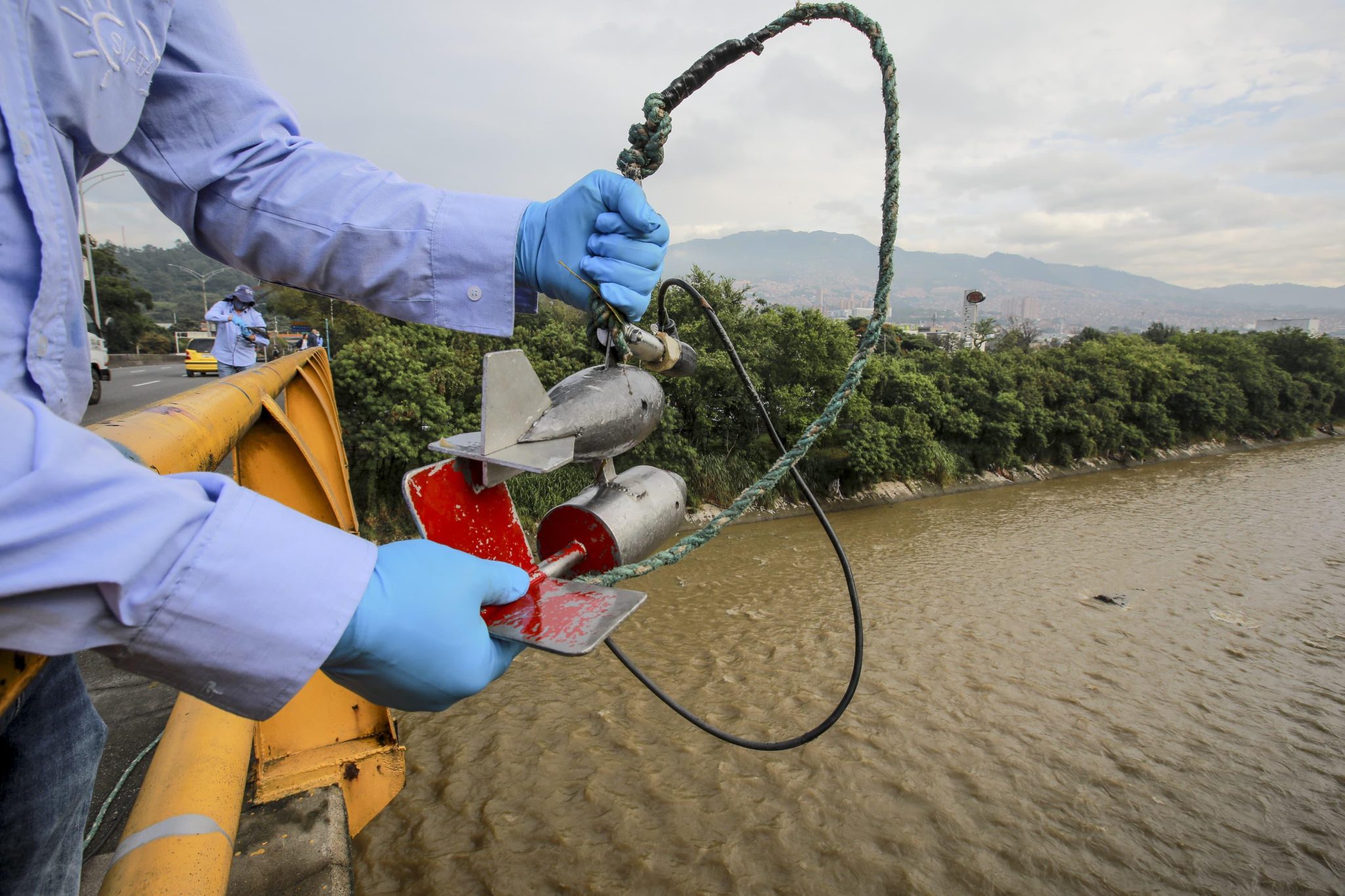 Monitorean río Medellín para mitigar el riesgo por desbordamiento