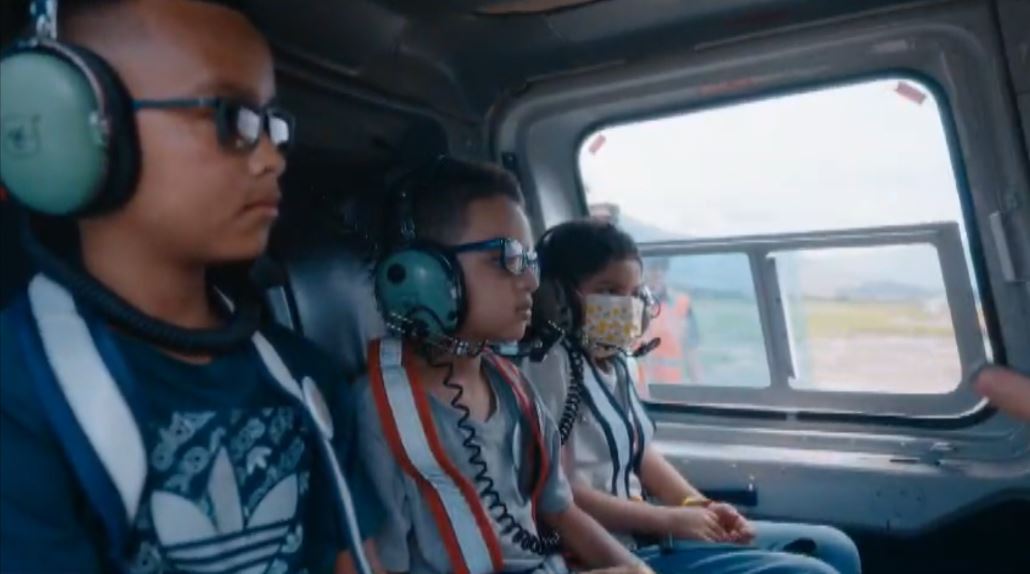 Niños que enfrentan enfermedades cumplieron su sueño de montar en avión