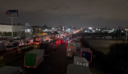 Persisten bloqueos en el país durante el tercer día del paro camionero