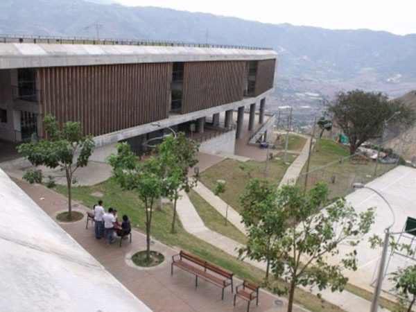 Una menor de 13 años cayó desde una altura considerable en un colegio de Medellín