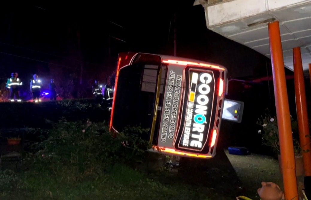 Volcamiento de un bus dejó 4 personas lesionadas en la vía a Llanos de Cuivá